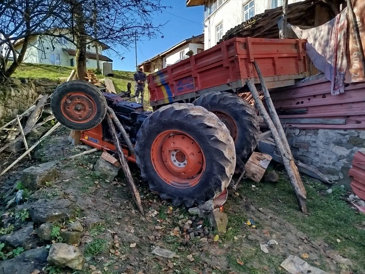 Ovacık\'ta Traktör Devrildi, Sürücü Yaralandı