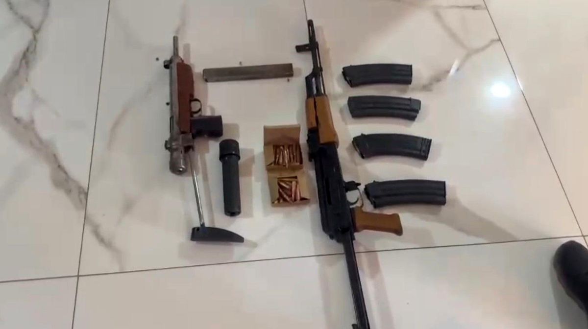 Kars\'ta Mimarlık Ofisinde Silahlar Ele Geçirildi