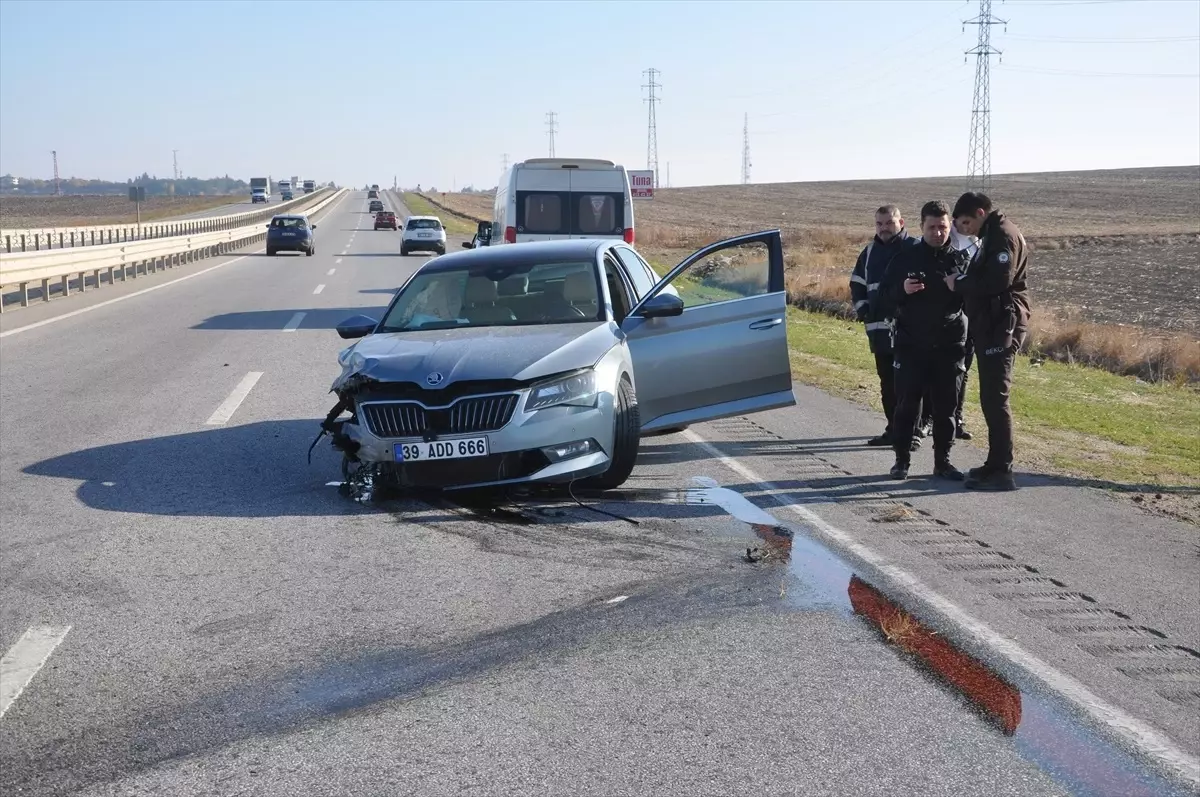 Bariyere Çarpan Otomobilin Sürücüsü Yaralandı