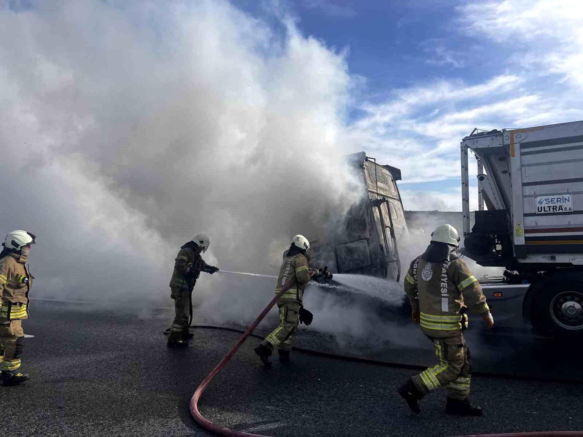 Kuzey Marmara Otoyolu\'nda Tır Yangını