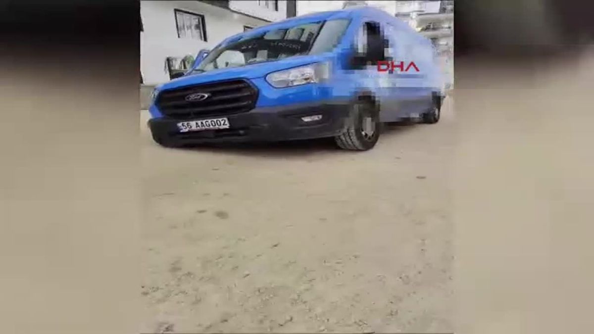 Siirt\'te Minibüs Yol Çökmesi Sonucu Çukura Düştü