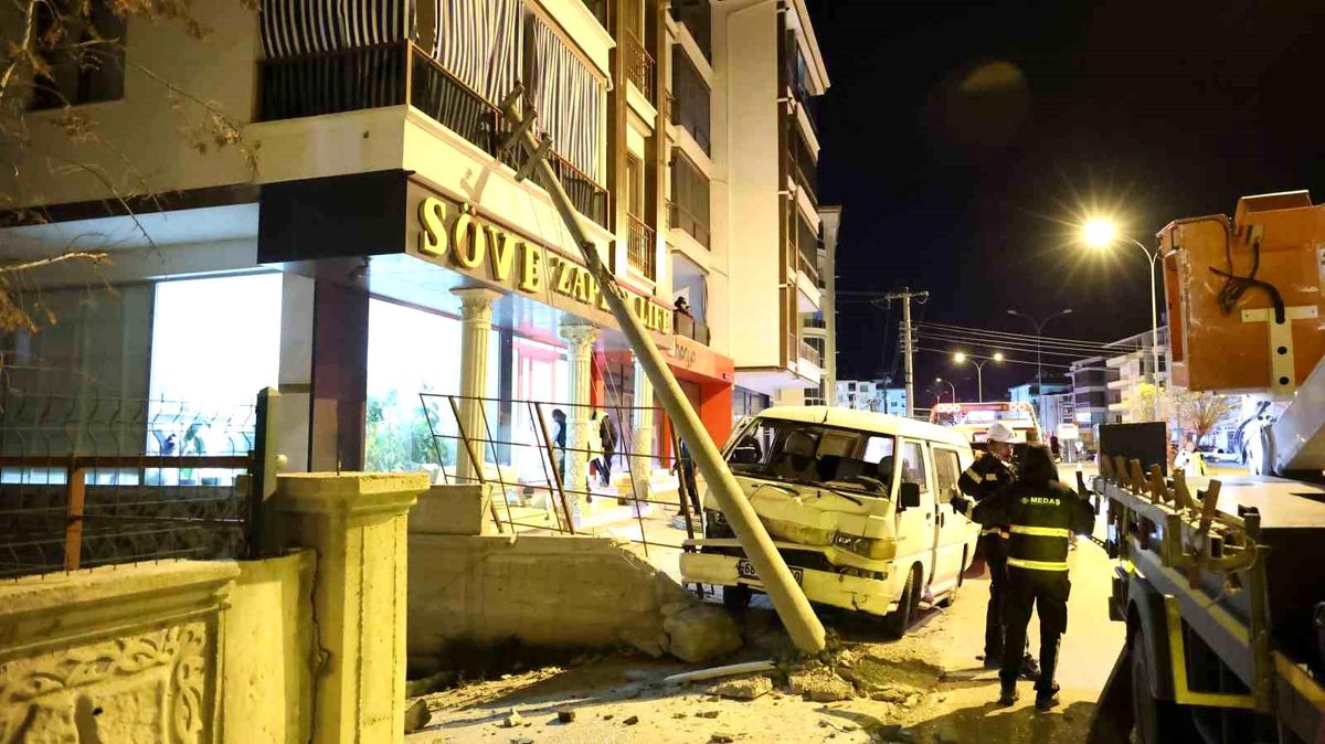 Aksaray\'da Minibüs Kazası: Elektrik Direği Balkona Düştü