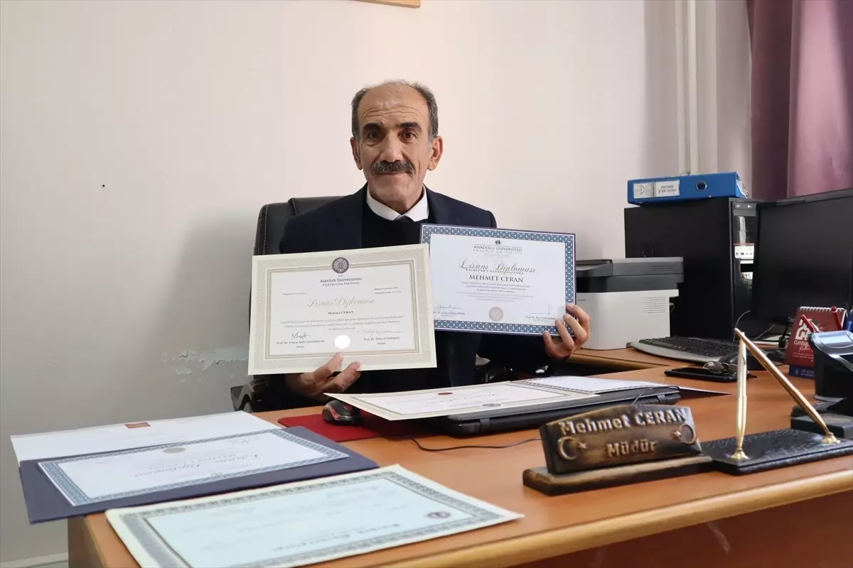 Öğretmenlikten sonra 11 üniversite diploması daha alan müdür örnek oluyor