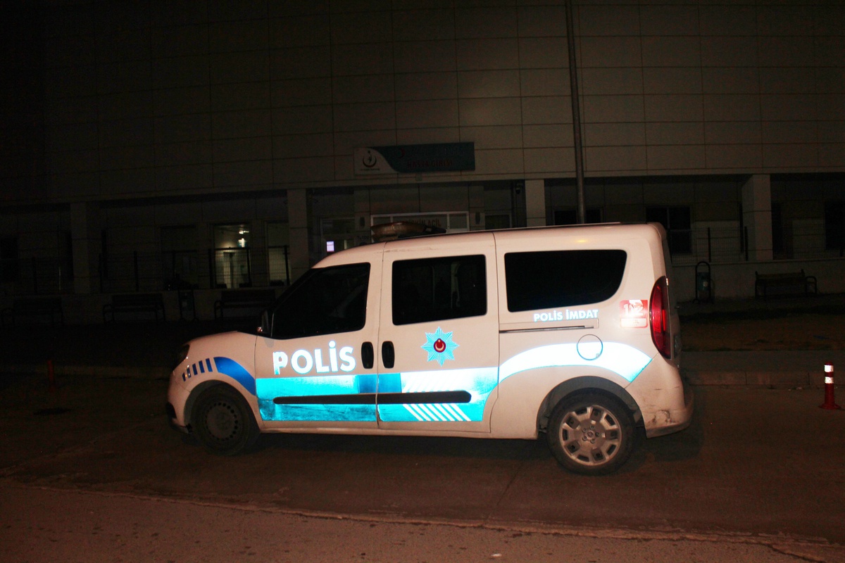 Polis Memuru Silahını Temizlerken Çocuk Vurdu