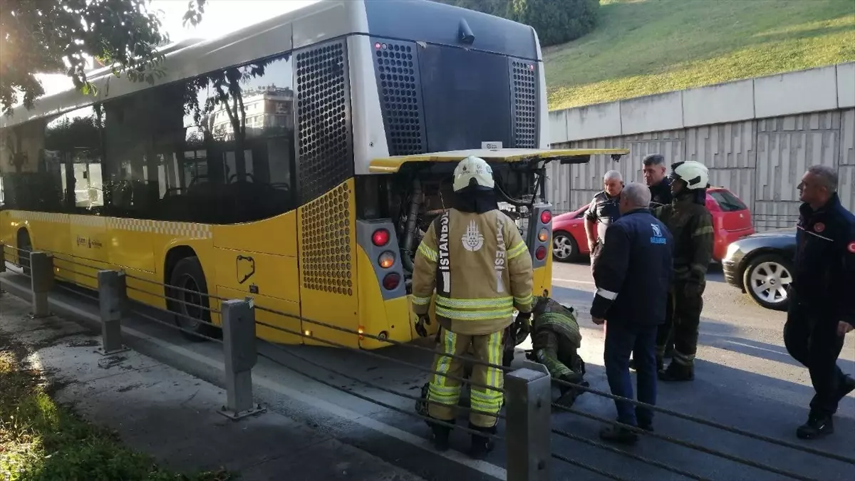 Şişli\'de Boş Otobüste Yangın Çıktı