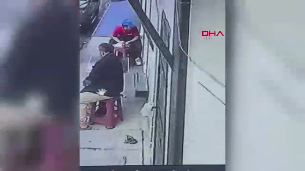 Sokak Kedisi Dürümü Kapıp Gitti