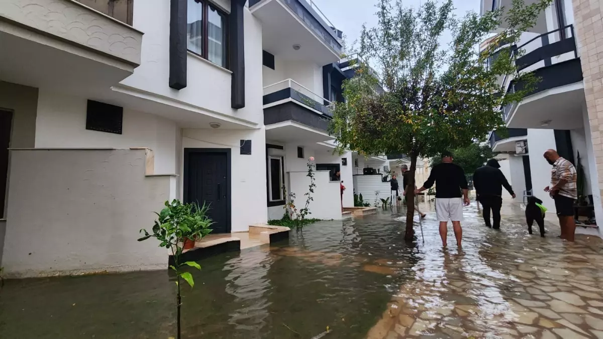 Antalya\'da Sağanak Yağış Sel ve Su Baskınlarına Neden Oldu