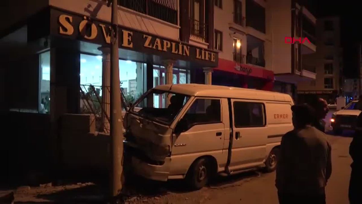 Aksaray\'da Minibüs Kaza Yaptı: 3 Yaralı, Sürücü Kaçtı