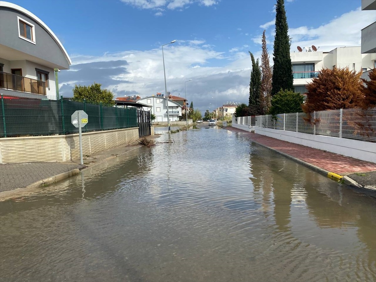 Antalya\'da Hortum ve Yağmur Seralara Zarar Verdi