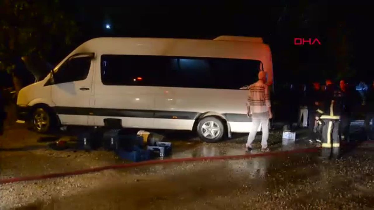 Antalya\'da Park Halindeki Servis Minibüsü Yandı