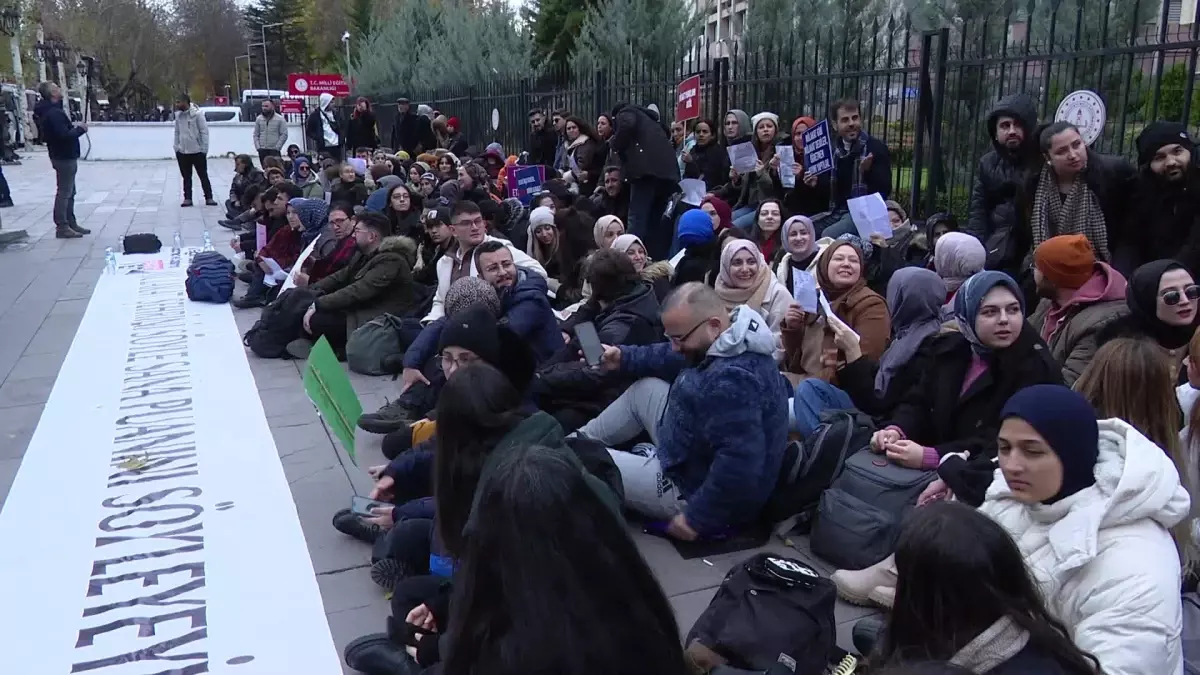 Atanamayan Öğretmenler MEB Önünde Eylem Yaptı