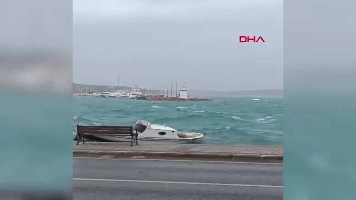 Balıkesir\'de Lodos ve Sağanak Tekne Sahiplerini Zor Durumda Bıraktı