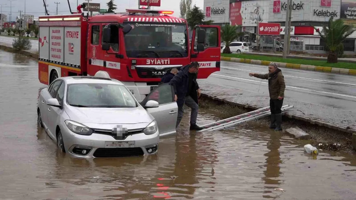 Edremit’te Sağanak Yağış Hayatı Olumsuz Etkiledi, Sürücü Mahsur Kaldı