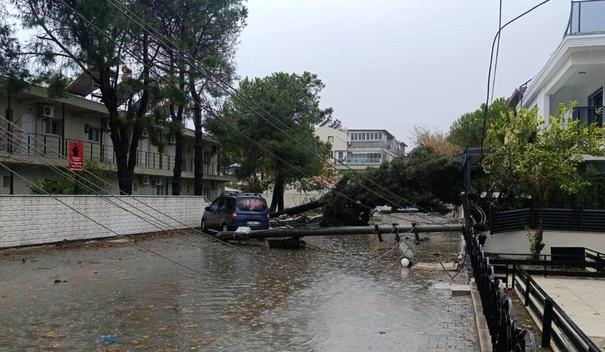 Balıkesir\'de Kısa Süreli Yağmur Hayatı Olumsuz Etkiledi