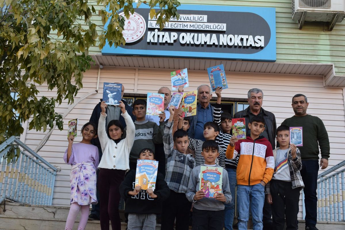 Batman\'da kırsalda okuyan öğrenciler, haftanın 4 günü minibüsle kitap okuma noktasına taşınıyor