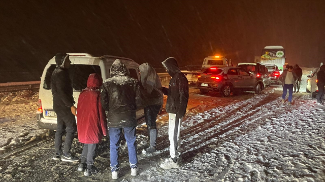 Bolu'da kar esareti! Otoyol ulaşıma kapandı