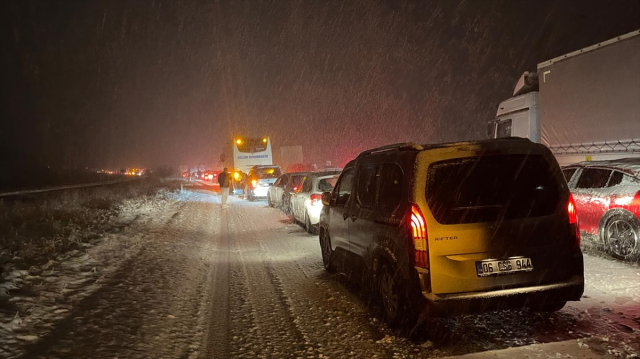 Bolu'da kar esareti! Otoyol ulaşıma kapandı