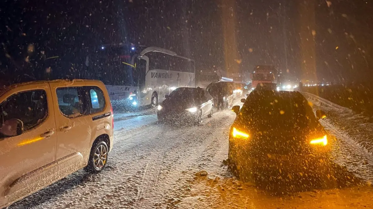 Bolu\'da kar esareti! Otoyol ulaşıma kapandı