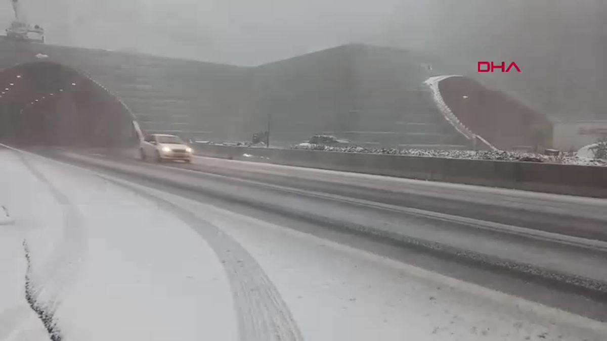 Bolu Dağı\'nda Mevsimin İlk Kar Yağışı
