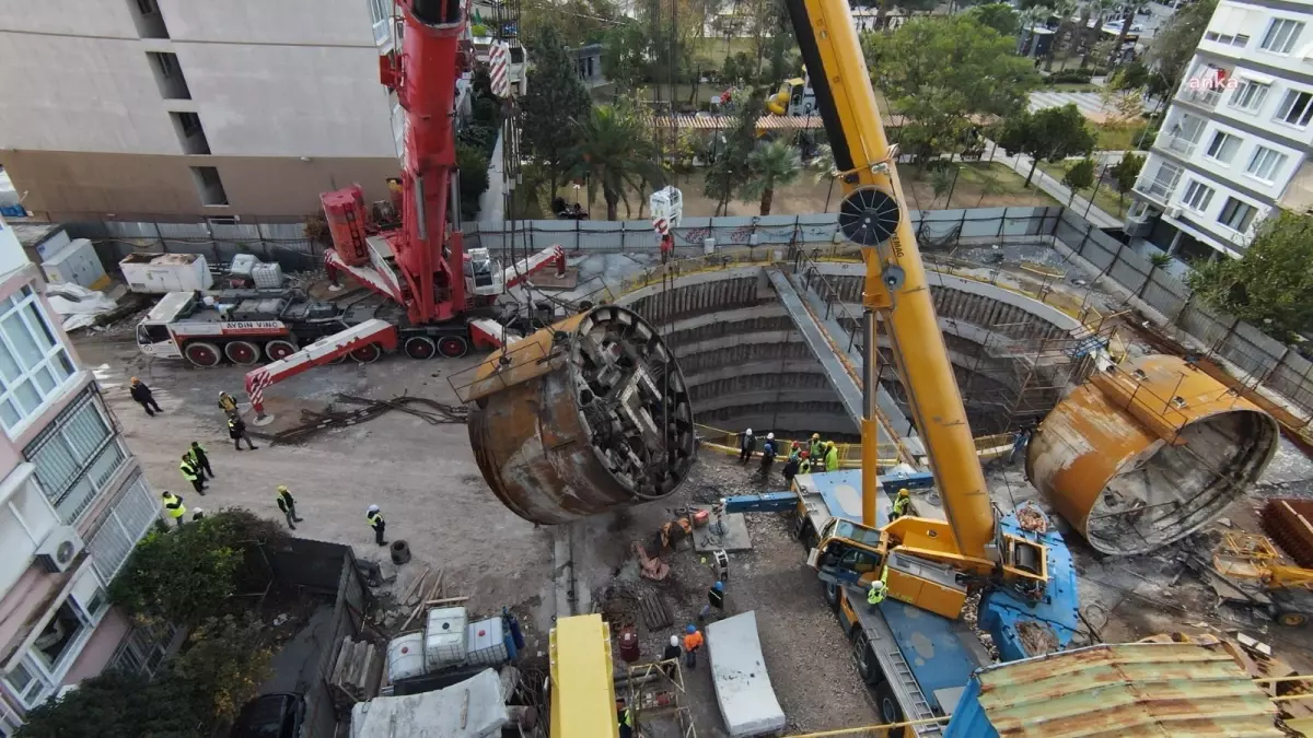 İzmir Buca Metrosu\'nda Tünel Açma Makinesi Taşınıyor