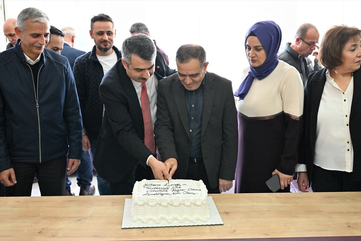 Bursa\'da 42 yıllık eğitimci alkışlarla emekliliğe uğurlandı