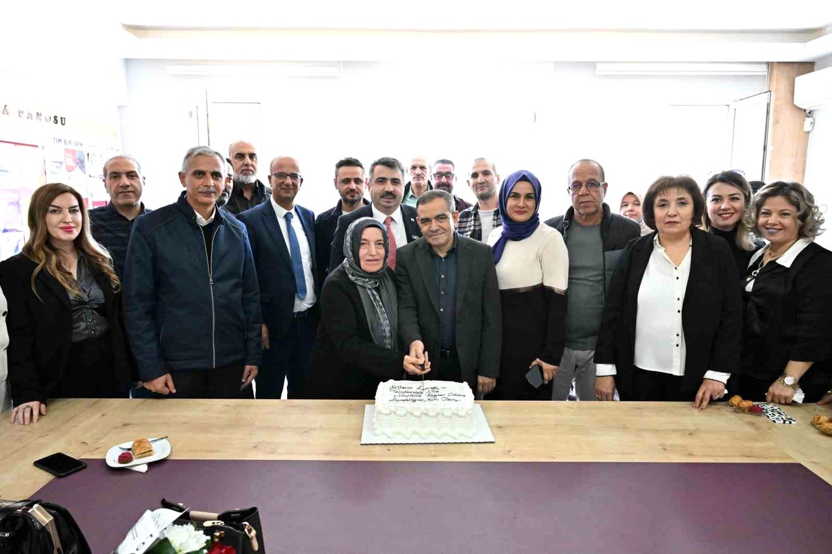 Bursa\'da 42 yıllık öğretmen alkışlarla emekliliğe uğurlandı
