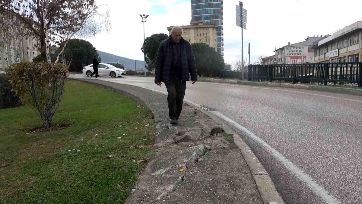 Bursa\'da Bozuk Kaldırım Vatandaşları Zor Durumda Bırakıyor