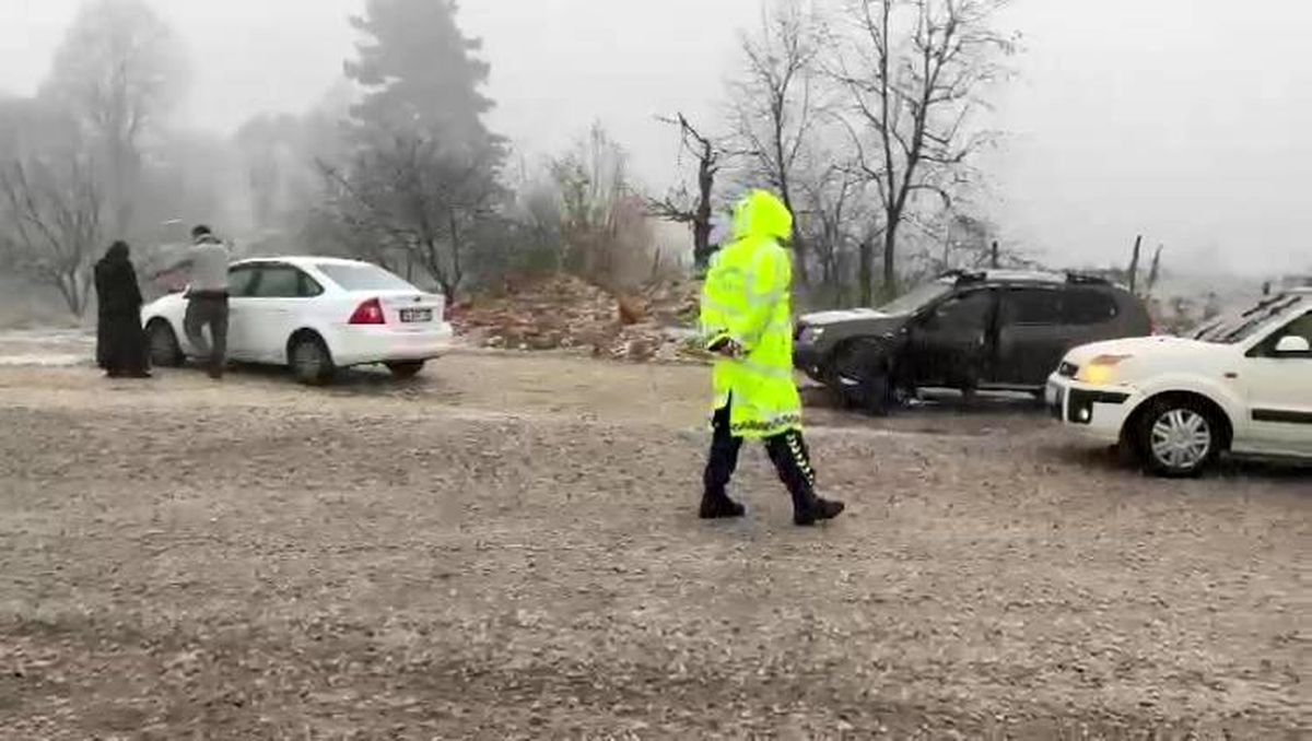 Bursa\'da Kar Yağışı Yolları Kapattı, Sürücüler Mahsur Kaldı