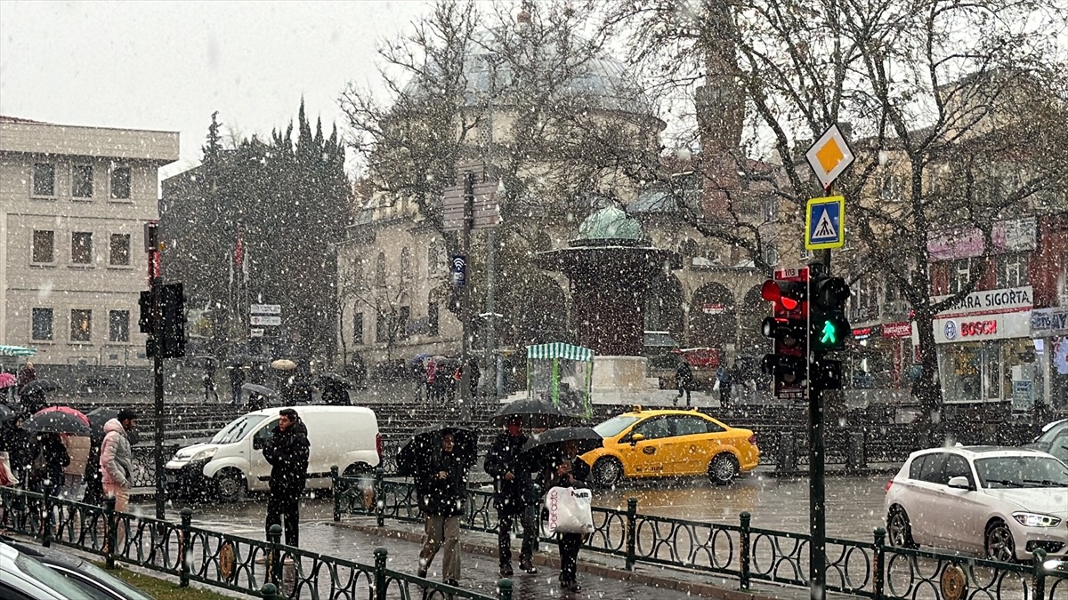 Bursa\'da Mevsimin İlk Kar Yağışı