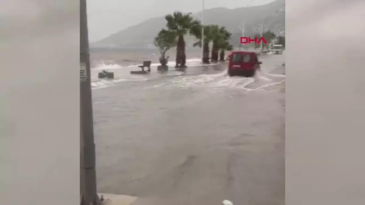 Bursa\'da Sağanak Yağış Hayatı Olumsuz Etkiliyor