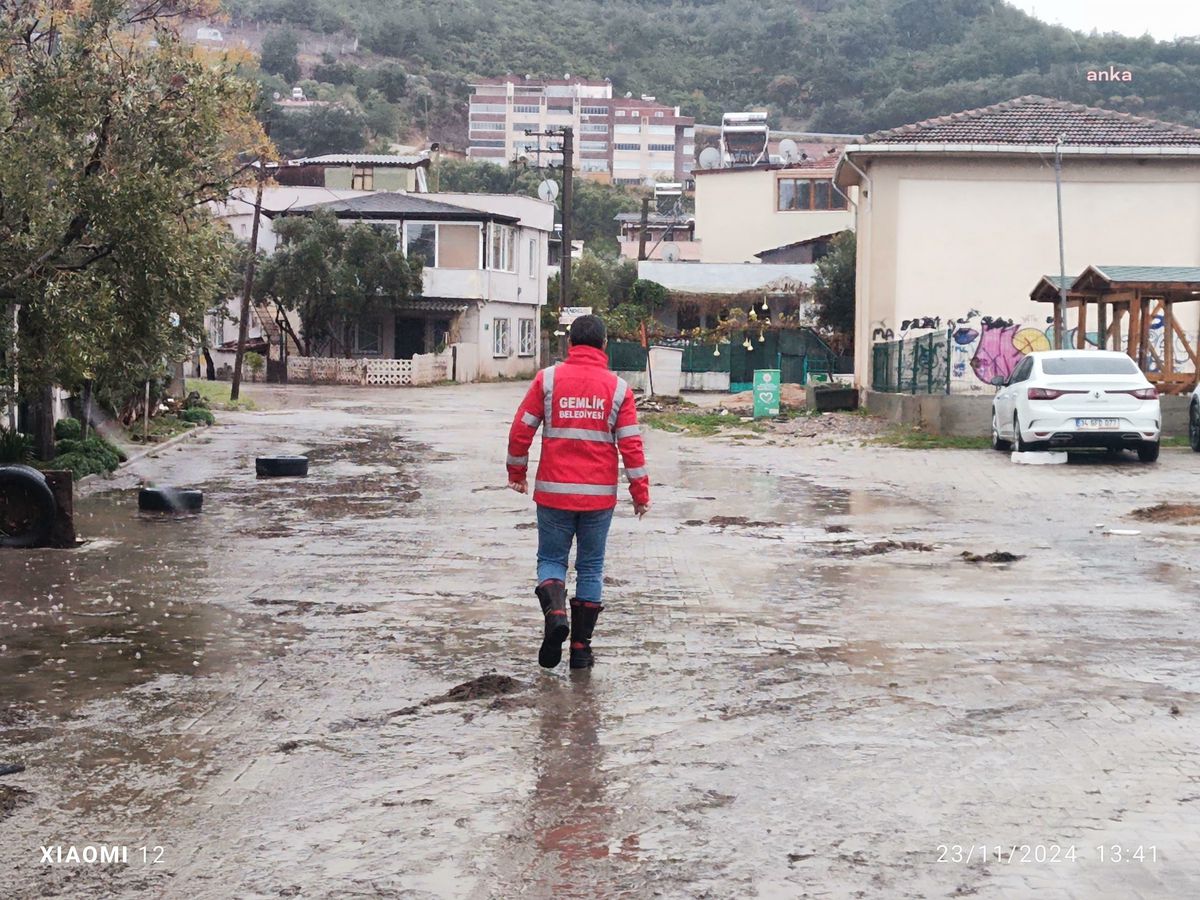 Gemlik\'te Sağanak Yağış Taşkına Yol Açtı