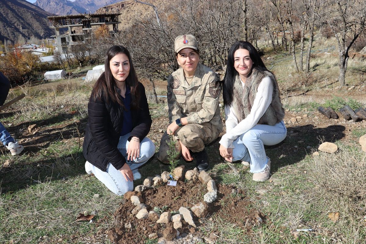 Hakkari\'de Jandarma ekiplerinden öğretmenlere ziyaret