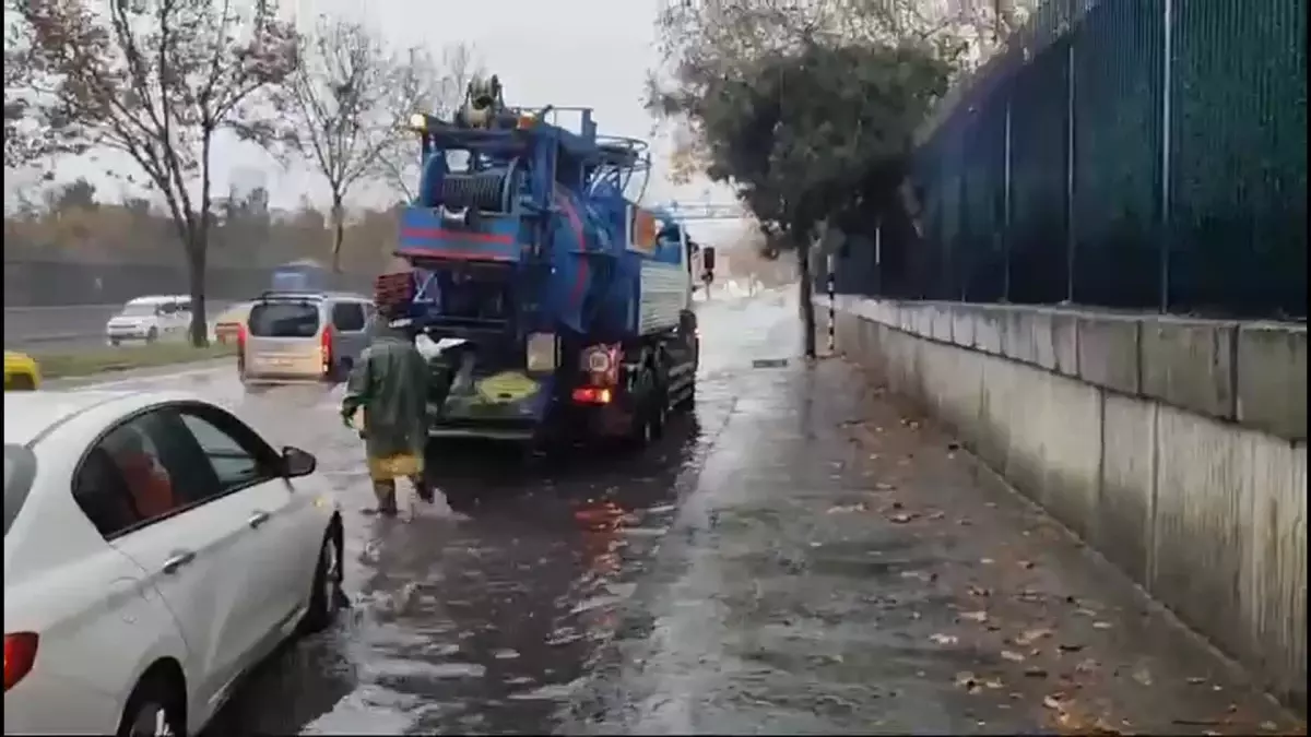 İstanbul\'da Sağanak ve Fırtına Hayatı Olumsuz Etkiledi