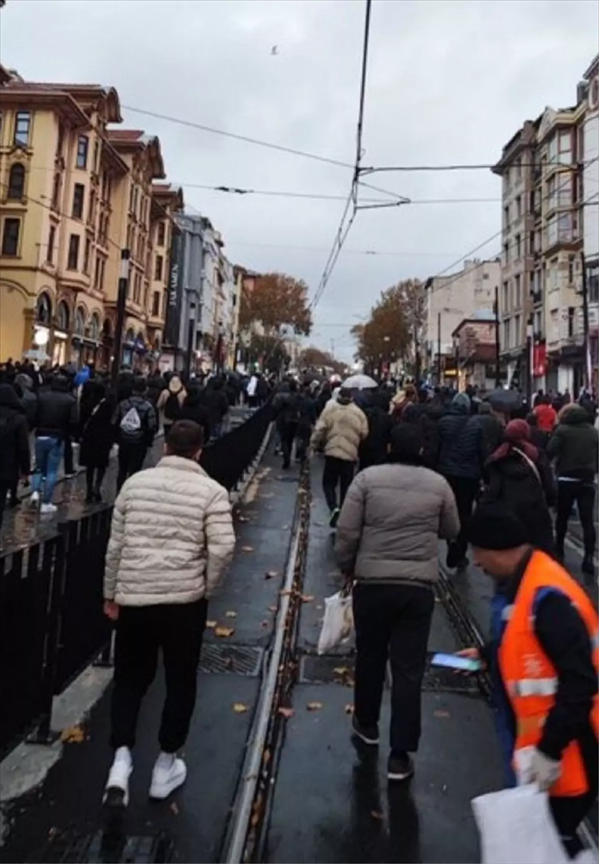 İstanbul\'da Arızalı Tramvay Yolcuları Raylarda Yürüdü