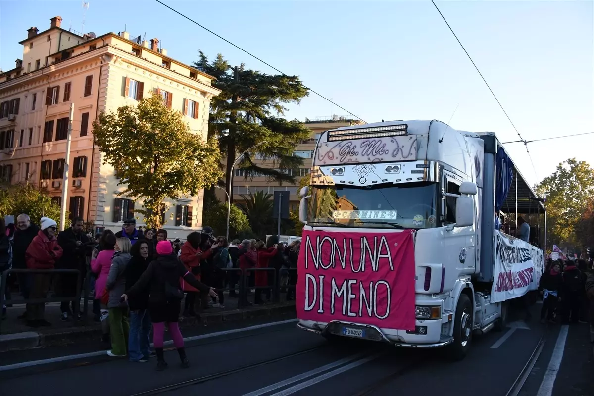 Roma\'da Kadına Yönelik Şiddet Protestosu