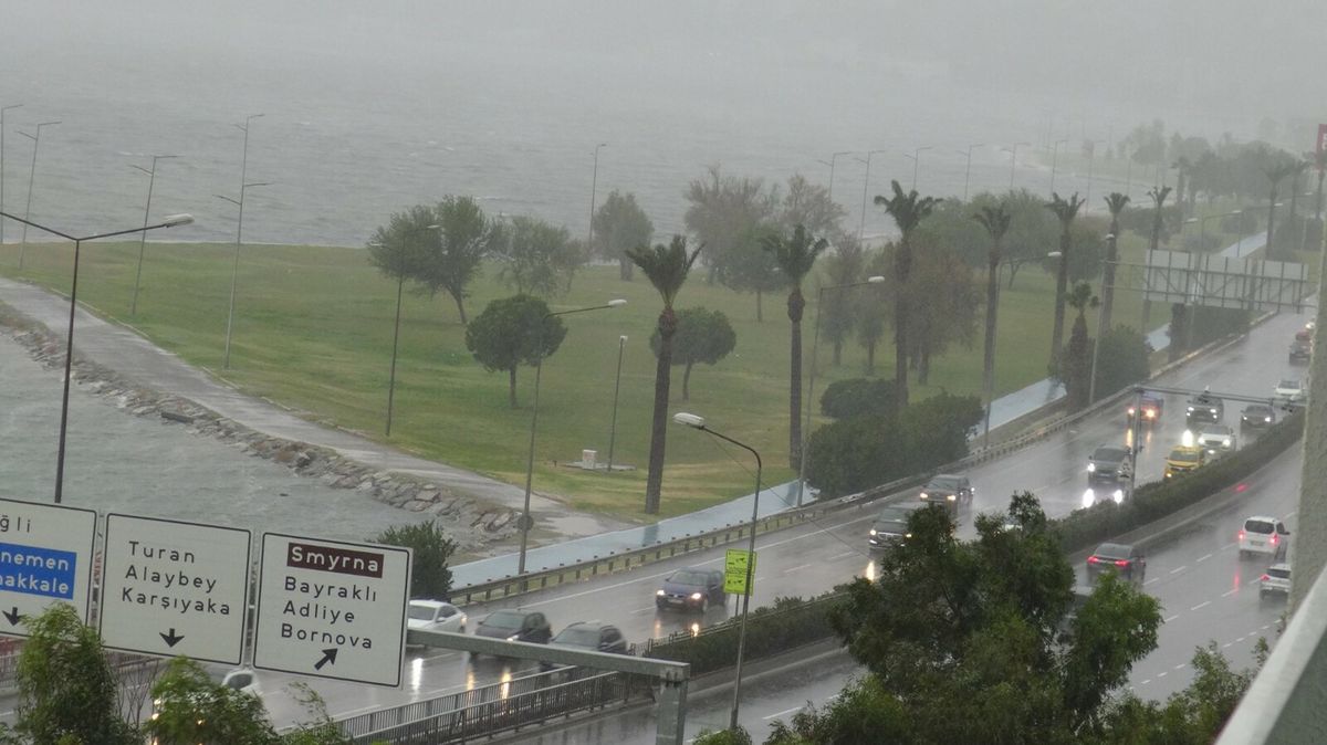 İzmir\'de Sağanak Yağış Hayatı Olumsuz Etkiledi