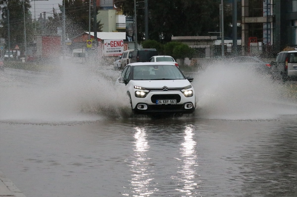 İzmir\'de Sağanak Yağış ve Rüzgar Aksamaya Neden Oldu