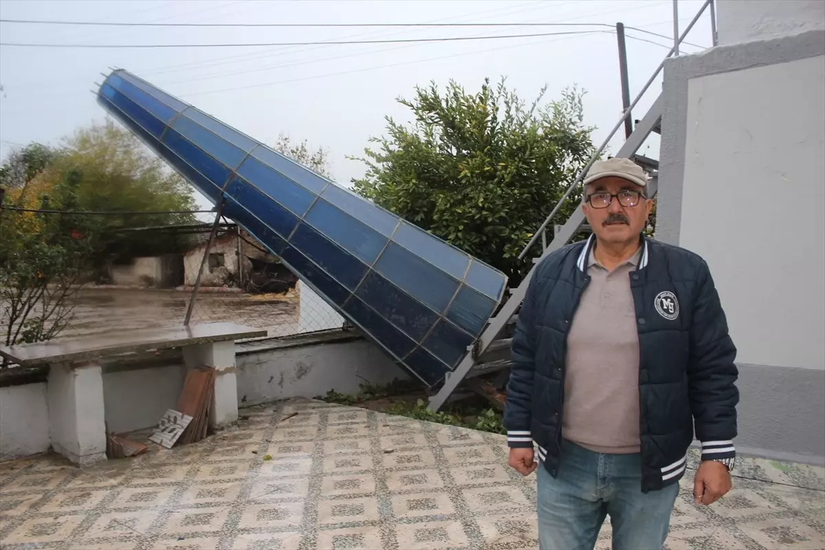 Ödemiş\'te Şiddetli Rüzgar Cami Minaresini Devirdi