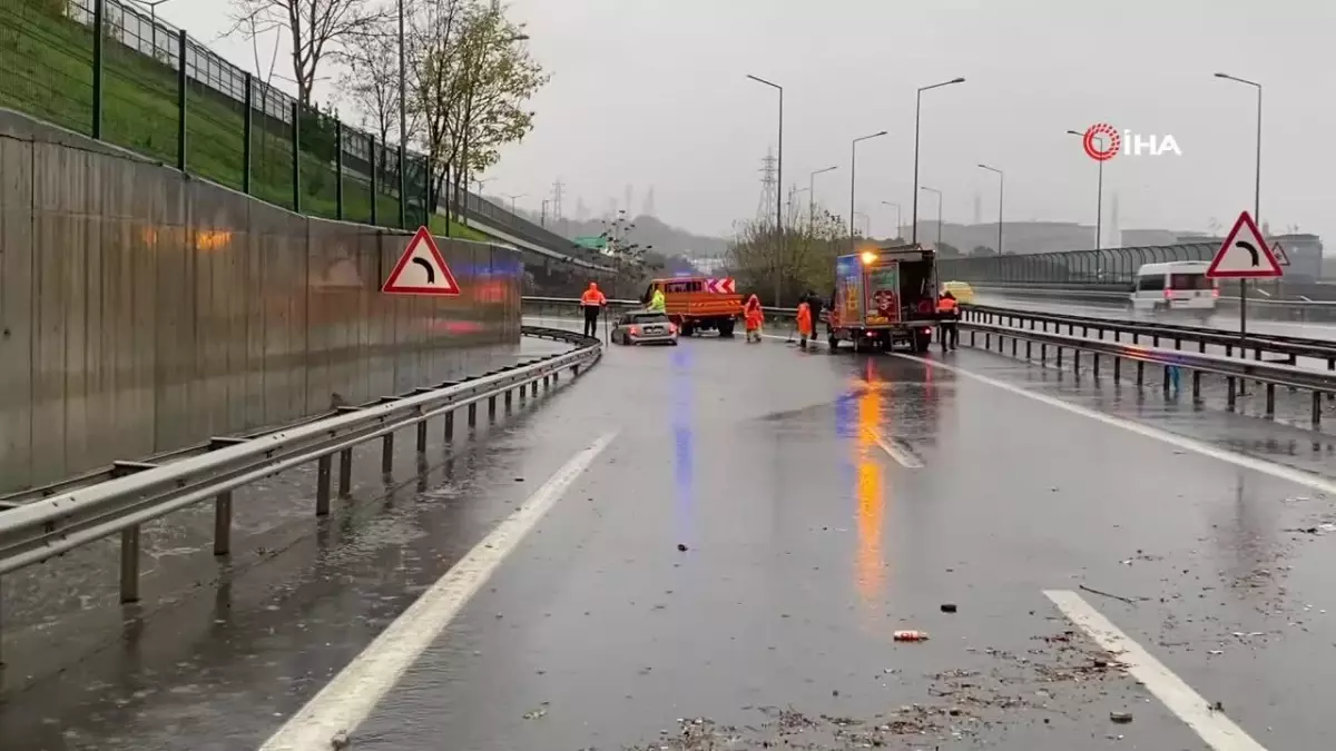 Kağıthane\'de Kadın Sürücü Su Birikintisinde Kaldı