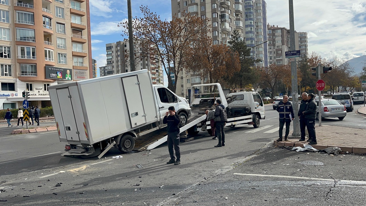 Kayseri\'de Otomobil ile Kamyonet Çarpıştı: 6 Yaralı