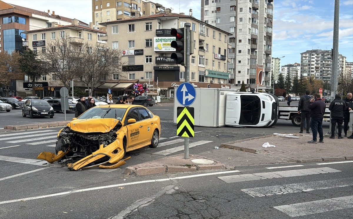 Kayseri\'de Taksi-Kamyonet Çarpıştı