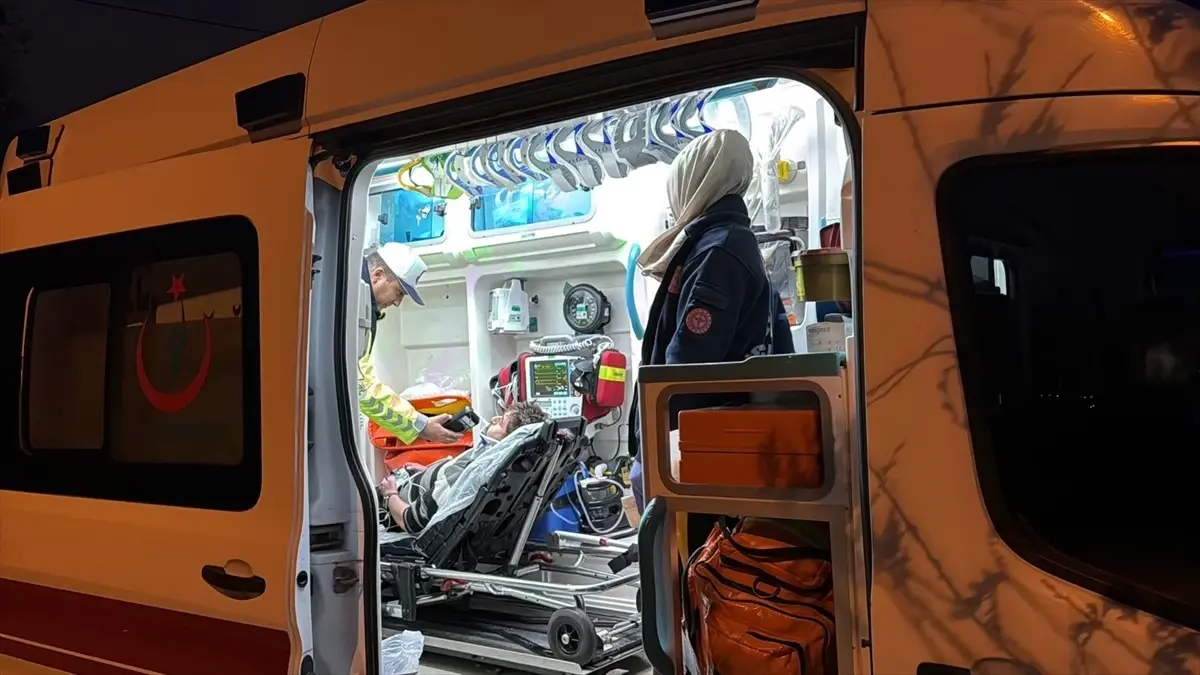 Gebze\'de Otomobil Dubaya Çarptı: Sürücü Yaralı