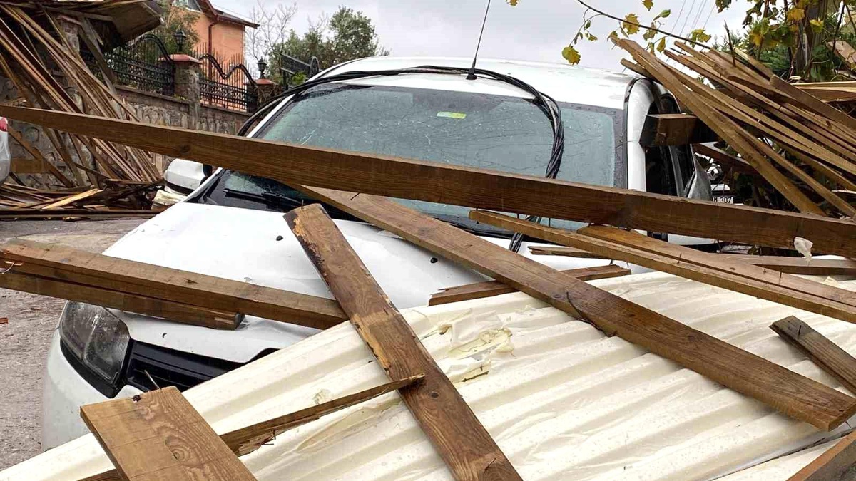 Şiddetli Rüzgar, İzmit\'te Çatı Düşürdü
