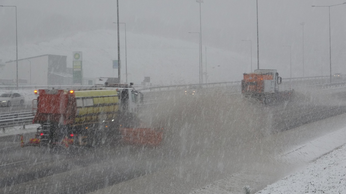 Kuzey Marmara Otoyolu\'nda Yoğun Kar Yağışı Ulaşımı Olumsuz Etkiledi