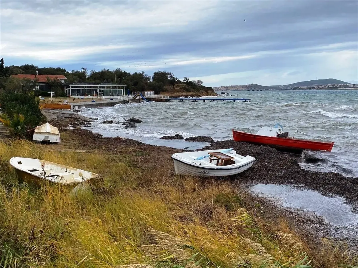 Şiddetli Lodos Ayvalık\'ta Zarar Verdi