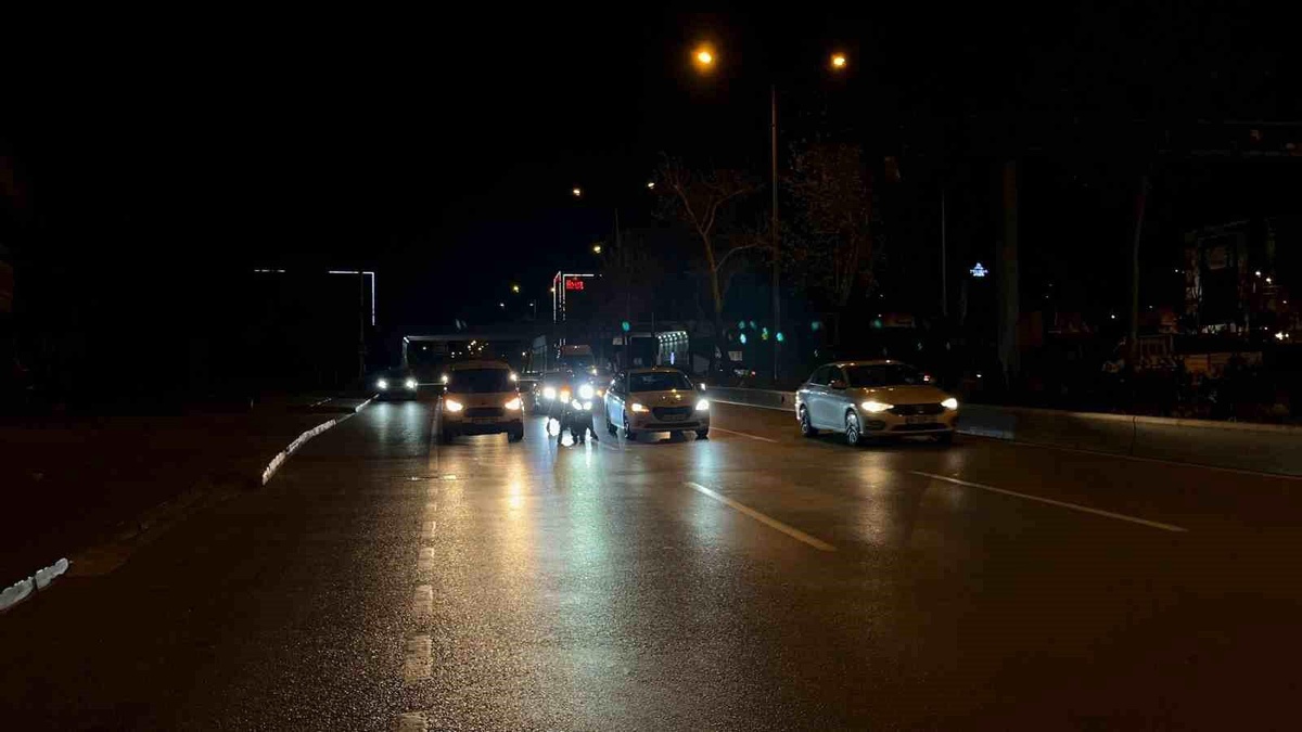Bursa\'da Şiddetli Lodos Hayatı Felç Etti
