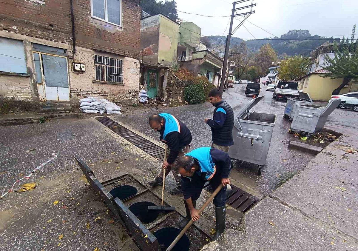 Manisa\'da Gök Gürültülü Sağanak Yağış Uyarısı: Ekipler Teyakkuzda