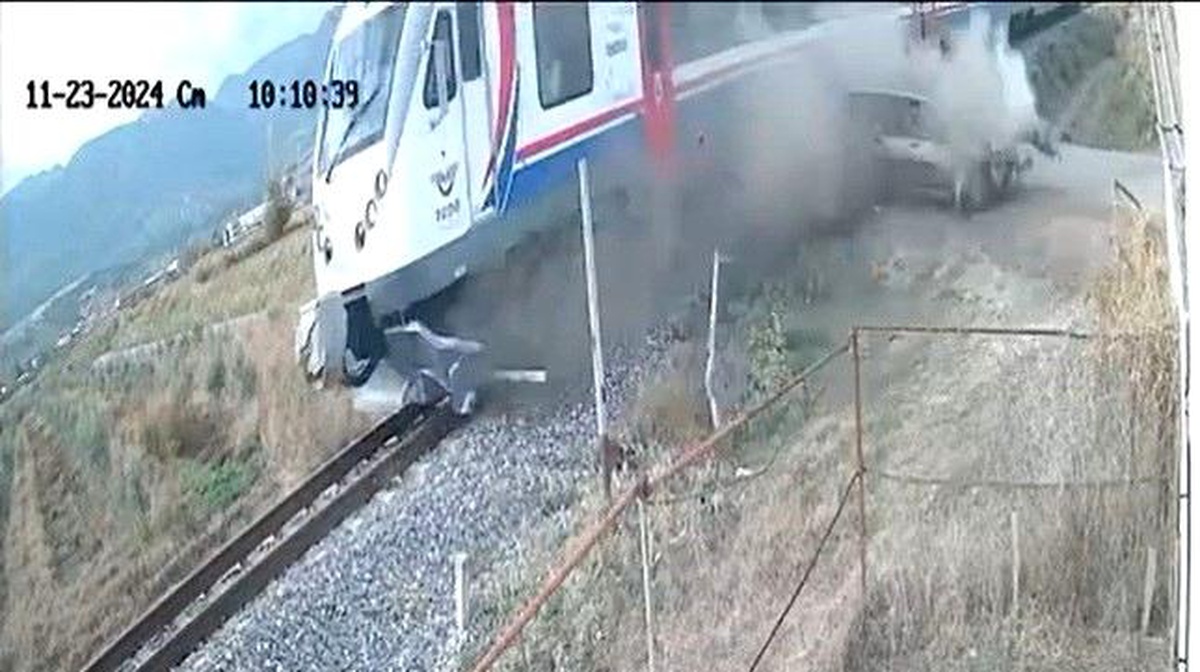 Manisa\'da Tren ve Otomobil Çarpıştı