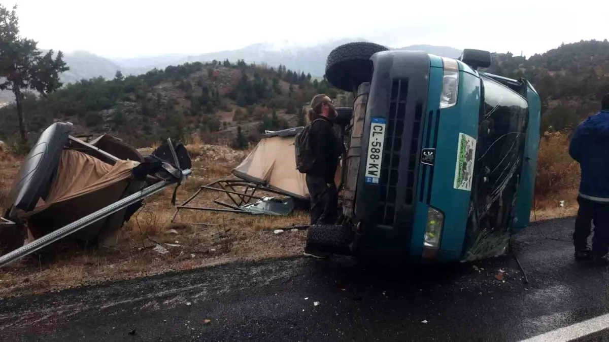 Akseki\'de Karavan Minibüs Devrildi: Sürücü Yaralandı