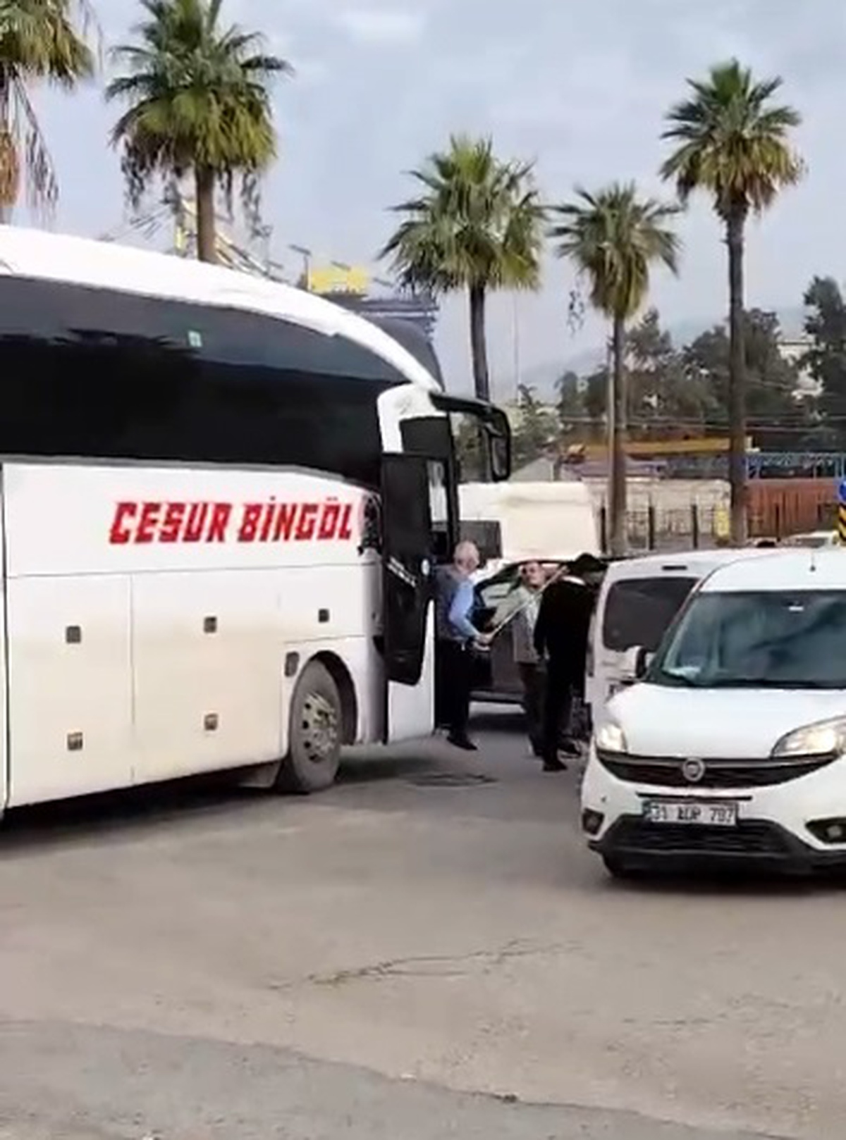 İskenderun\'da Yolcu Otobüsü Şoförü ile Otomobil Sürücüsü Arasında Sopalı Kavga
